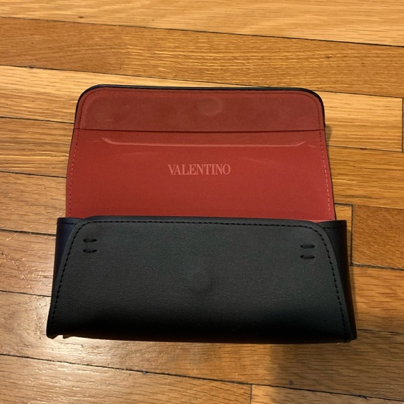 Valentino sunglass case with box and soft drawstring bag - Picture 5 of 8